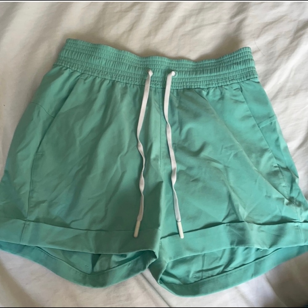 LULULEMON SHORTS SIZE 2 WORN ONCE